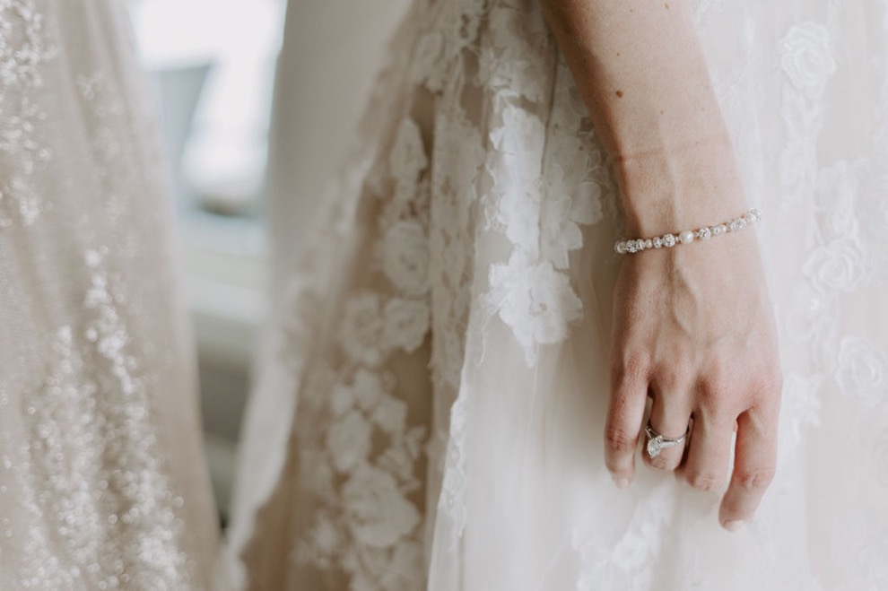 bride wearing beautiful pearl bracelet